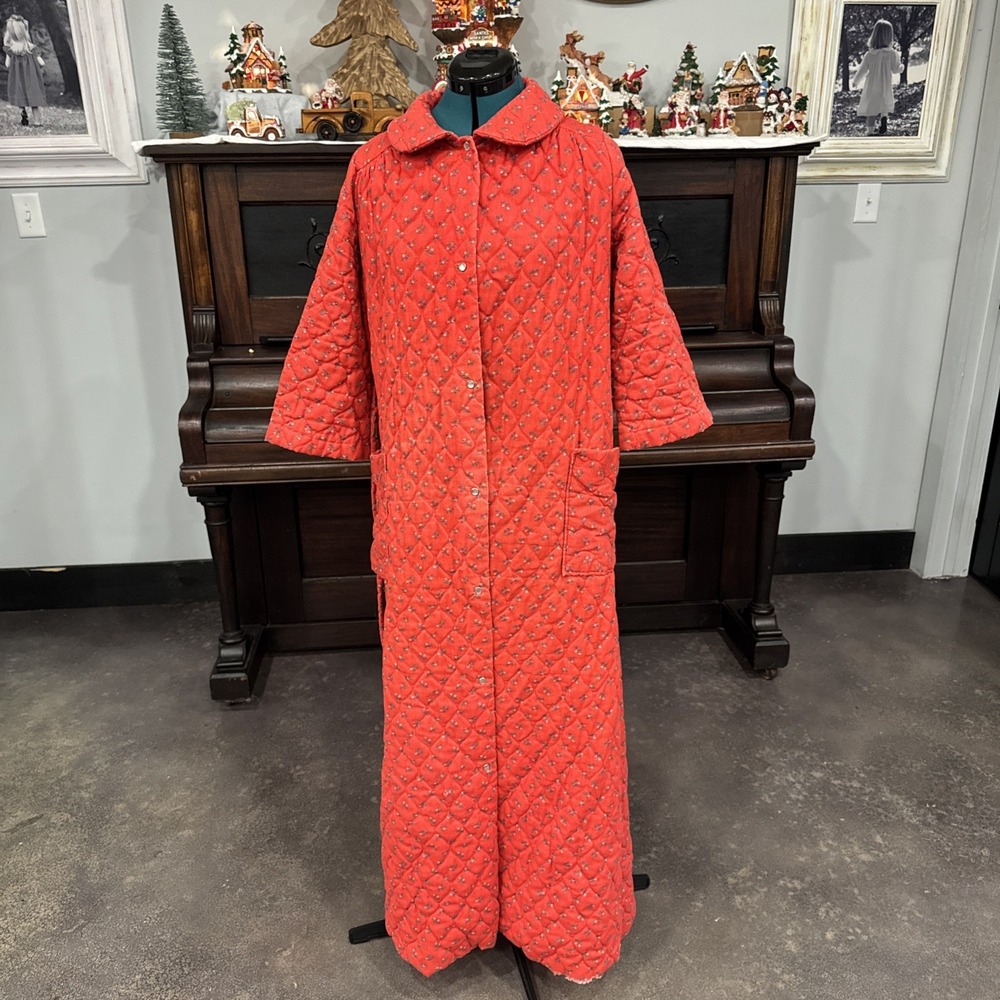 Vintage Quilted pearl button house coat sz med/large
